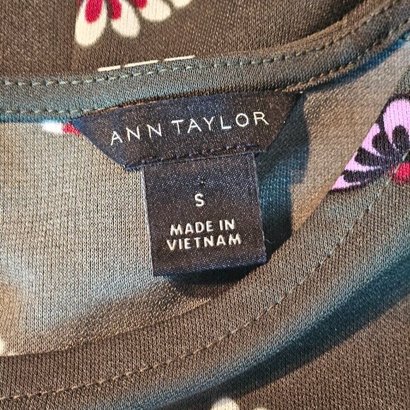 Ann Taylor Dark Green with Purple Detail Keyhole Back Top Size Small - Picture 6 of 8